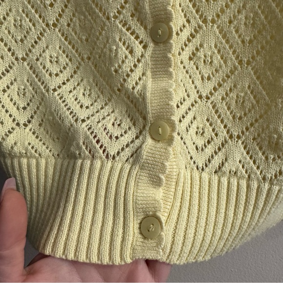Old Navy Women’s Butter Yellow Scalloped 3/4 Sleeve Knit Cardigan Size Medium - Picture 2 of 7